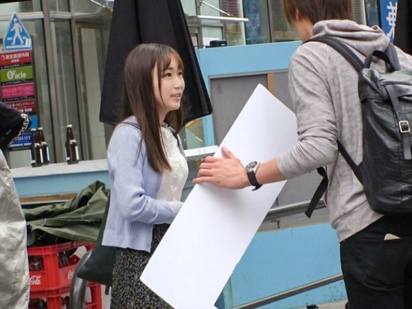 【素人】写真映えを求めるピュアな美少女をナンパGET！慣れない手つきでチンポフェラ♪キツキツおまんこに大人ピストン！