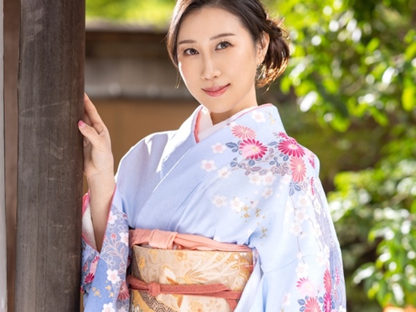 【着物美魔女の濃厚ご奉仕】『舌技がスゴい！』極上美熟女がベロチューでメロメロに♡ 絡みつく舌でチ○ポを責めまくり、男を骨抜きにするエロテク満載！