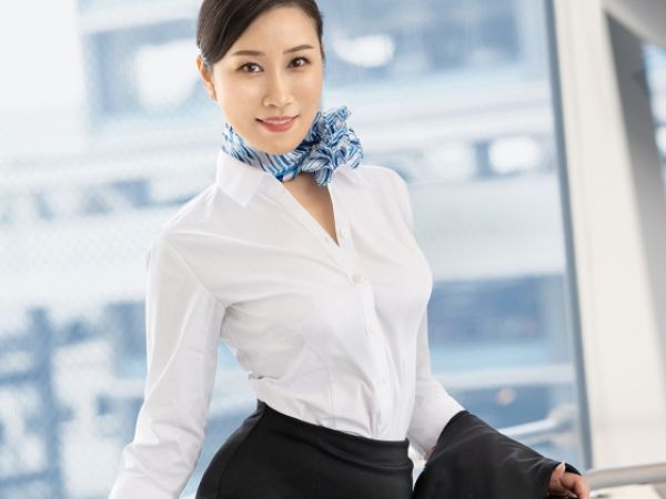 【空飛ぶ美熟女の性活】『フライト後の快感が最高♥』性欲旺盛なCAが夫以外と機内で禁断のプレイ!セフレも好みの男も逃さない!!