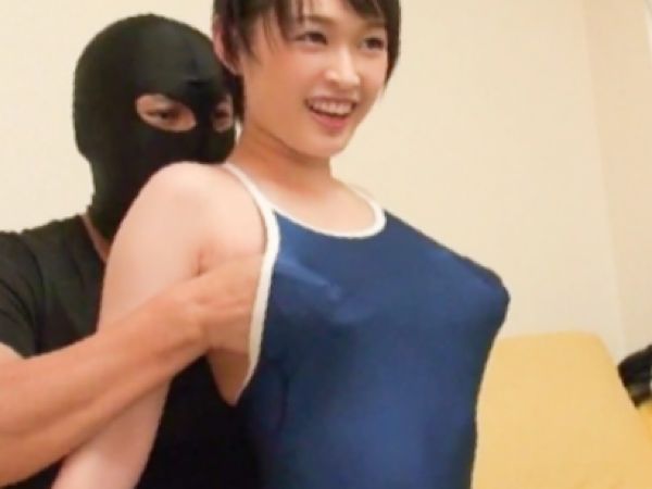 【童顔美女のスク水プレイ】『ダメ…恥ずかしい…』水着からこぼれる美巨乳を揉まれ、赤面する姿がエロかわいい!着衣のままエッチなプレイに挑戦しちゃう!