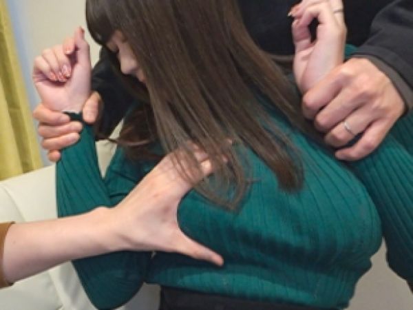 【寝取られ人妻】「ダメ…これ以上は…」巨乳の奥さんを友達に貸し出し！嫌がってたのに、チ●ポを擦られてるうちにアソコはグチョ濡れ…夫が見てる前で感じまくる！！