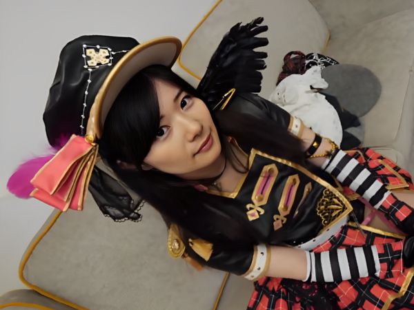 【20歳アイドル初体験】コスプレ衣装のままエッチな遊びに挑戦！騎乗位で感じまくり、正常位で連続アクメ♡着衣セックスでアイドルが本気で乱れる瞬間を激撮！